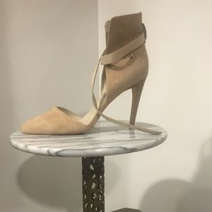 Super chic taupe / beige suede Joe’s heels